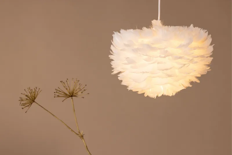 Nicola Pendellampa 20 cm - Vit - Products - Belysning - Lampor & belysning inomhus - Designlampor - Fjäderlampa