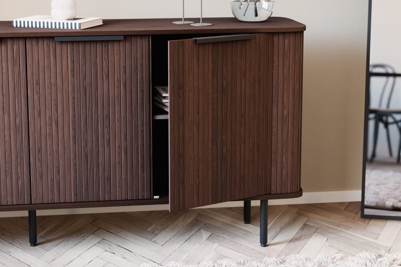 Kopparbo Sideboard med Förvaring Ribbad - Mörkbrunt / Valnöt / Trä - Products - Förvaring - Förvaringsmöbler - Sideboard & skänk