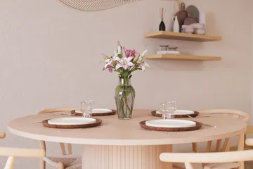 Kopparbo Matgrupp 130 cm Rund med 4 Dastoori Matstol - 2220068-4,2223288-1 - Beige - Products - Möbler - Bord & matgrupp - Matgrupp