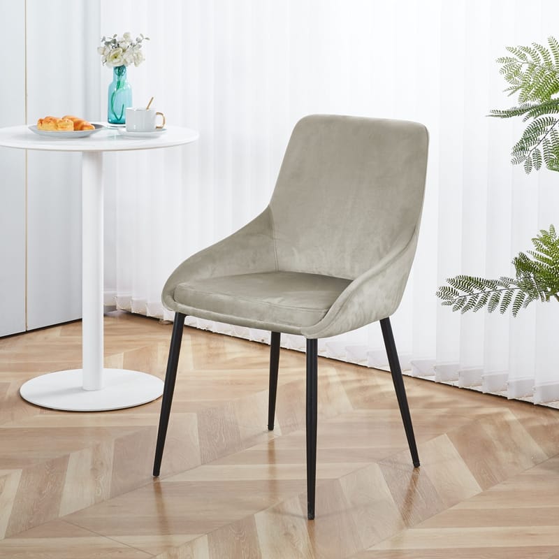Stol i beige sammet - Theo - Beige, svart - Products - Möbler - Fåtölj & stolar - Matstol & köksstol
