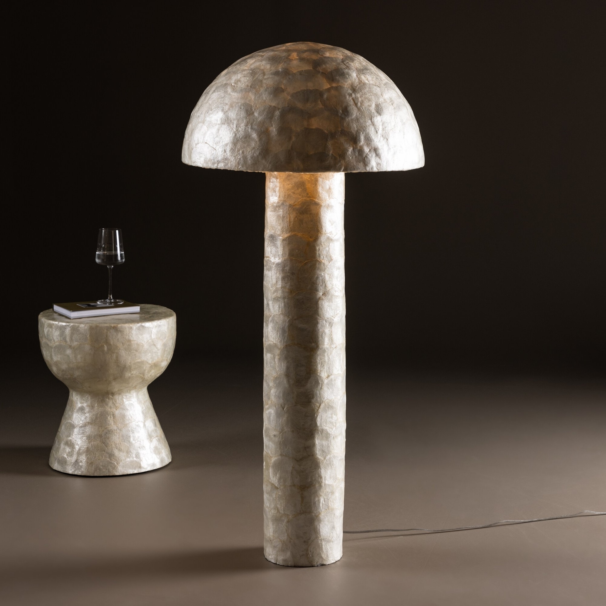 Lindön lattiavalaisin - Vaaleanharmaa Lindön lattiavalaisin - Vaaleanharmaa