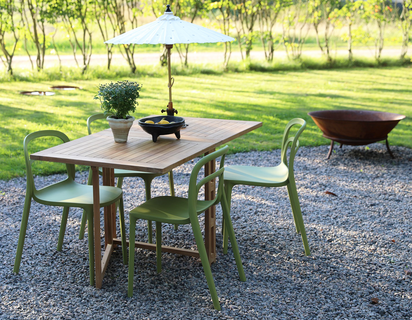 Salt� teak ruokailuryhm�: Teak koputusp�yt� sis�lt�� 4 Nordan� tuolia