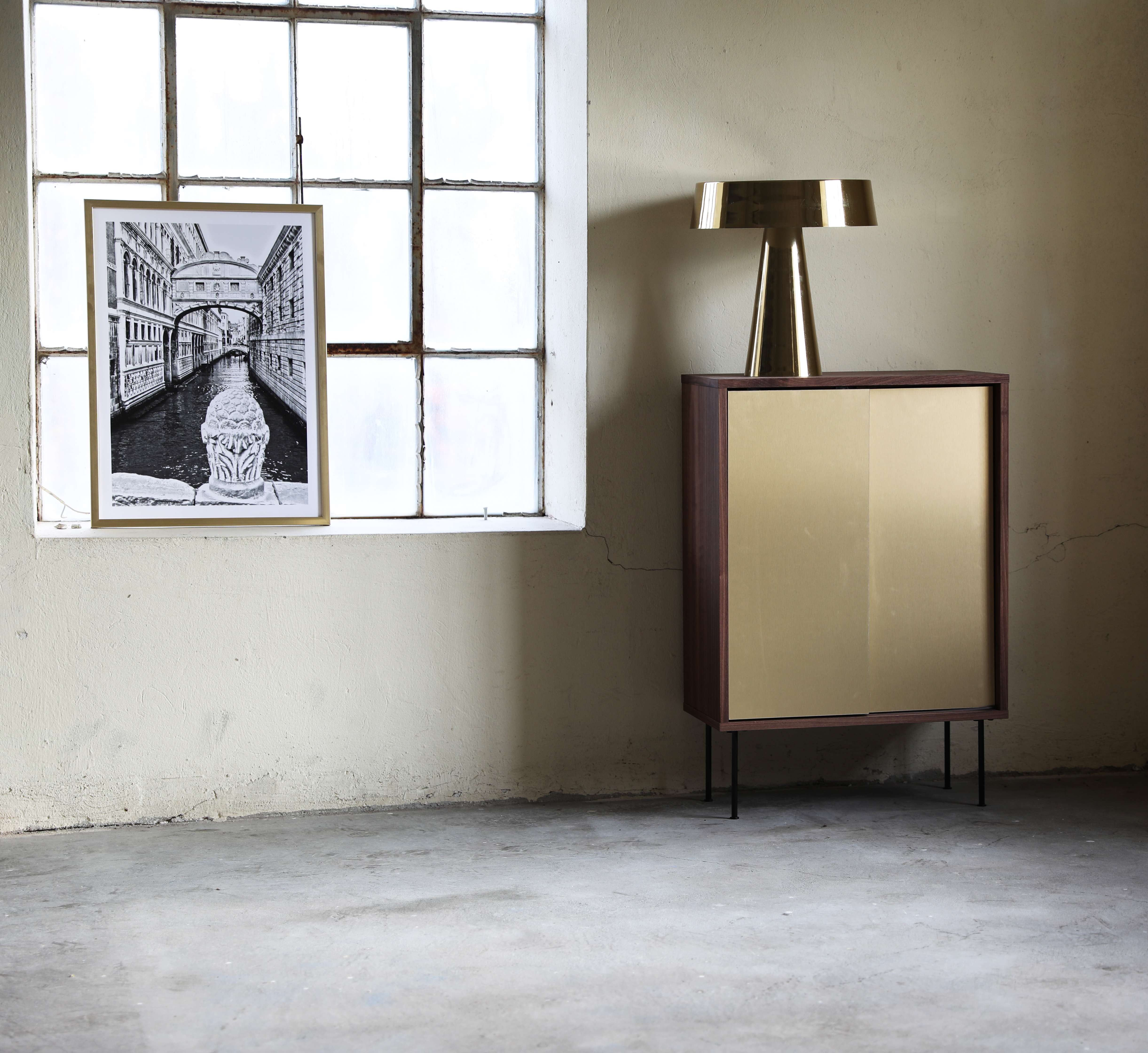 Volyymikaappi pähkinä/messinkiä Volyymikaappi pähkinä/messinkiä