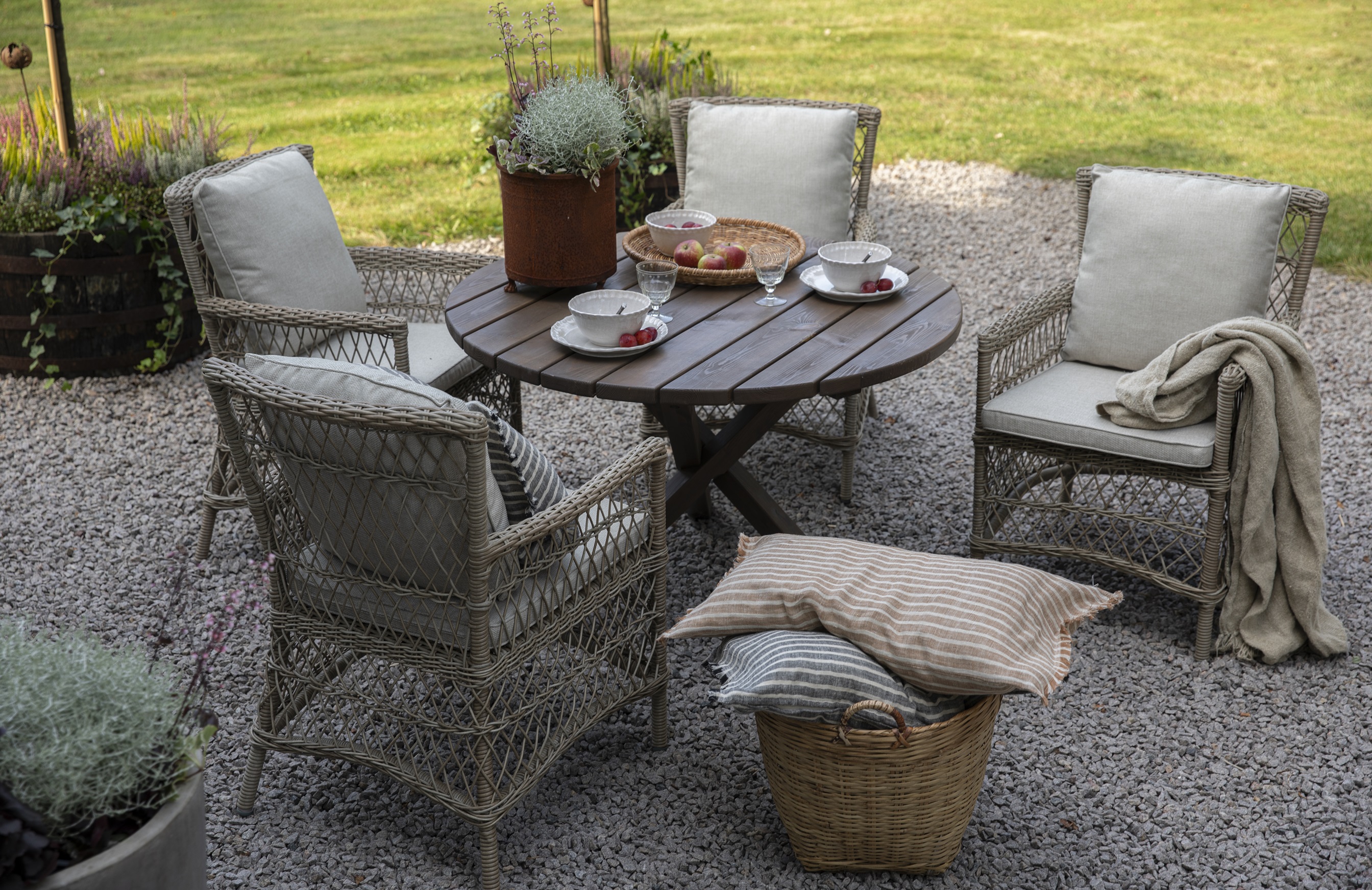 Provence-ulkoiluryhm�: Scottsdale py�re� ruskea ruokap�yt� �112 cm sis�lt�en 4 Provence-nojatuolia luonnonv�rist� keinorottinkia