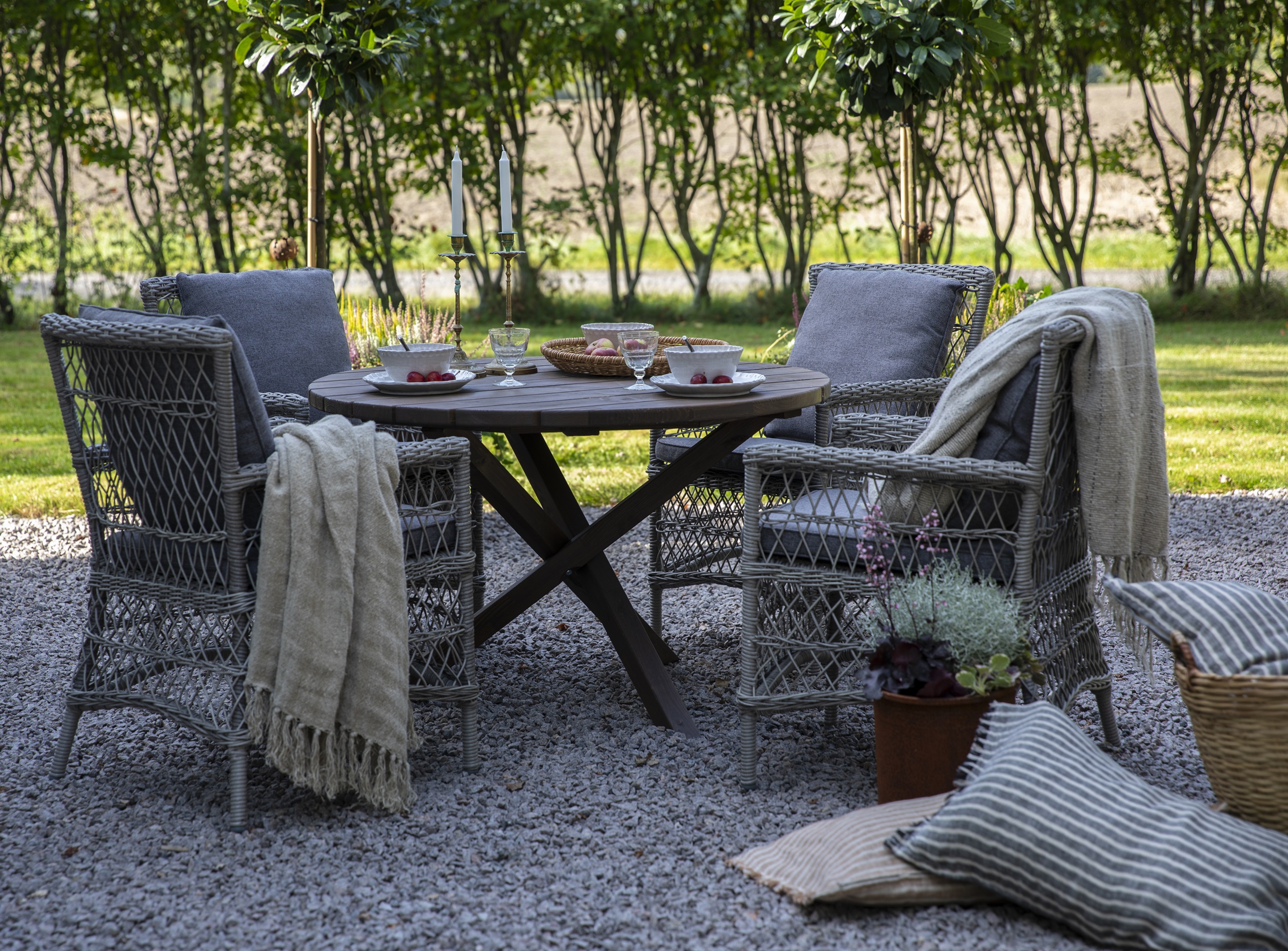 Provence-ulkoiluryhmä: Scottsdale pyöreä ruskea ruokapöytä Ø112 cm sisältäen 4 Provence-nojatuolia harmaata synteettistä rottink Provence-ulkoiluryhmä: Scottsdale pyöreä ruskea ruokapöytä Ø112 cm sisältäen 4 Provence-nojatuolia harmaata synteettistä rottink