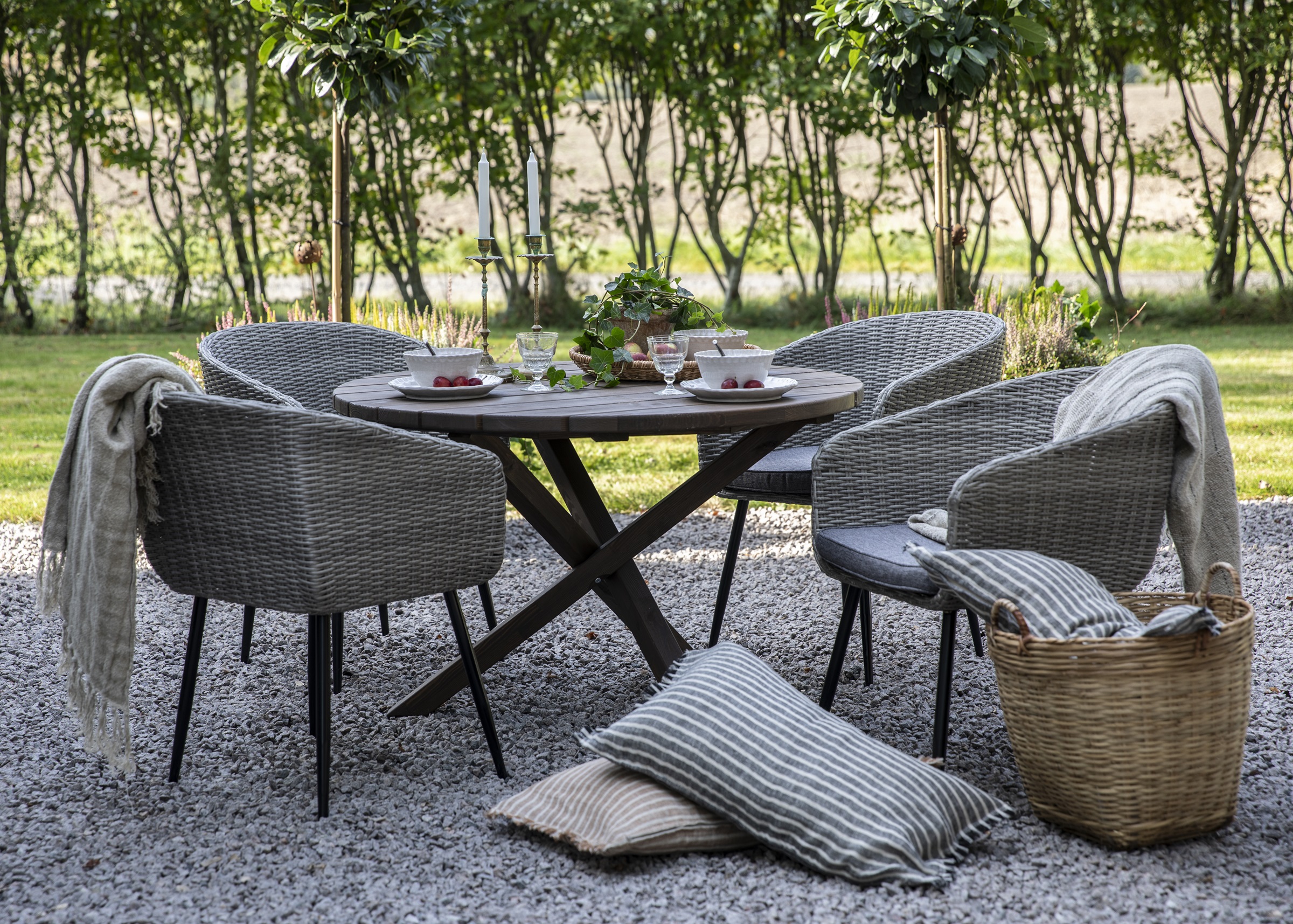 Ulkoiluryhm� Aster: Scottsdale py�re� ruskea ruokap�yt� �112 cm sis�lt�en 4 Aster-nojatuolia harmaata synteettist� rottinkia