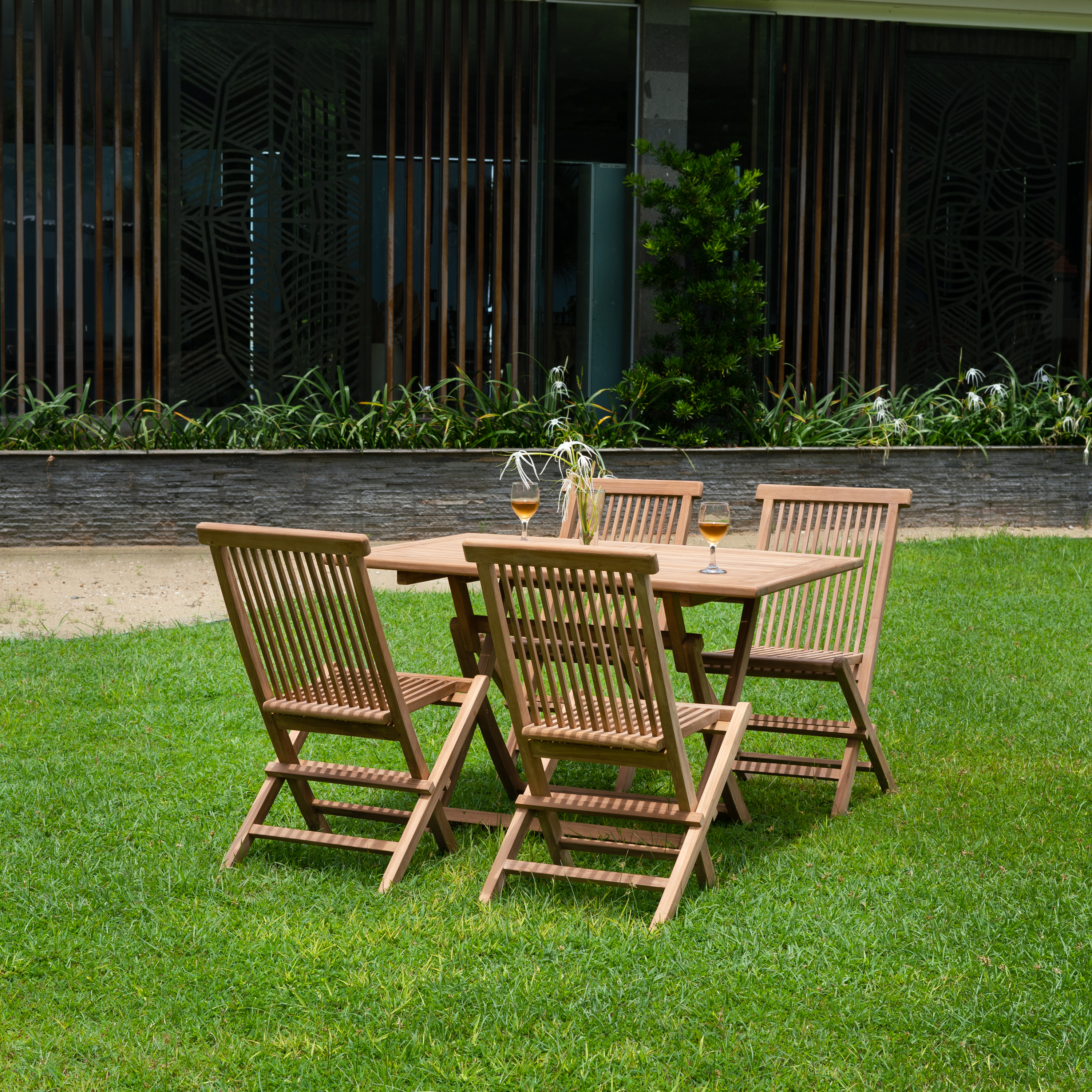 Ulkoryhm� tiikist�; p�yt� ja 4 tuolia - Salt�