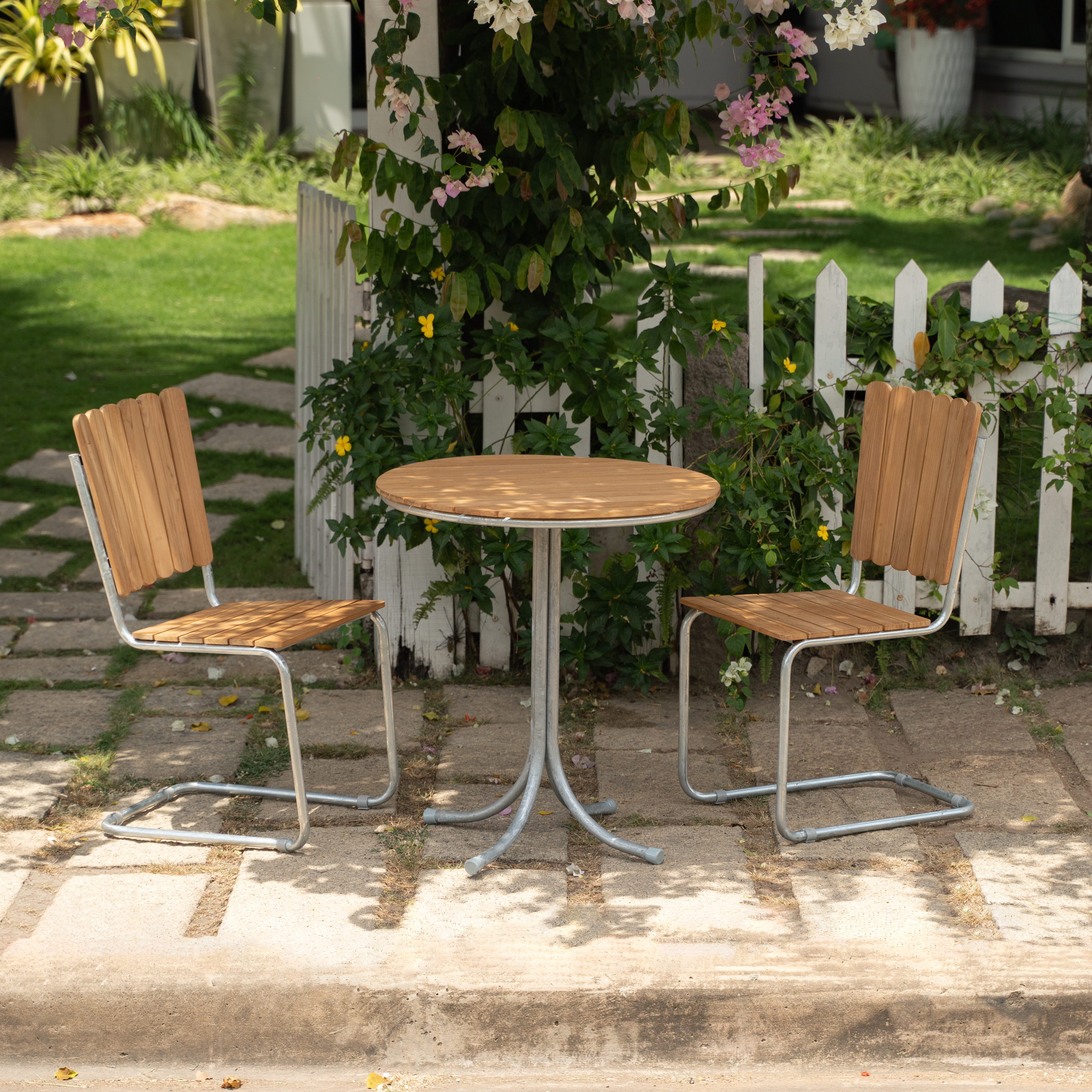 Möllan-parvekeryhmä tiikistä: 2 tuolia ja pyöreä pöytä Möllan-parvekeryhmä tiikistä: 2 tuolia ja pyöreä pöytä