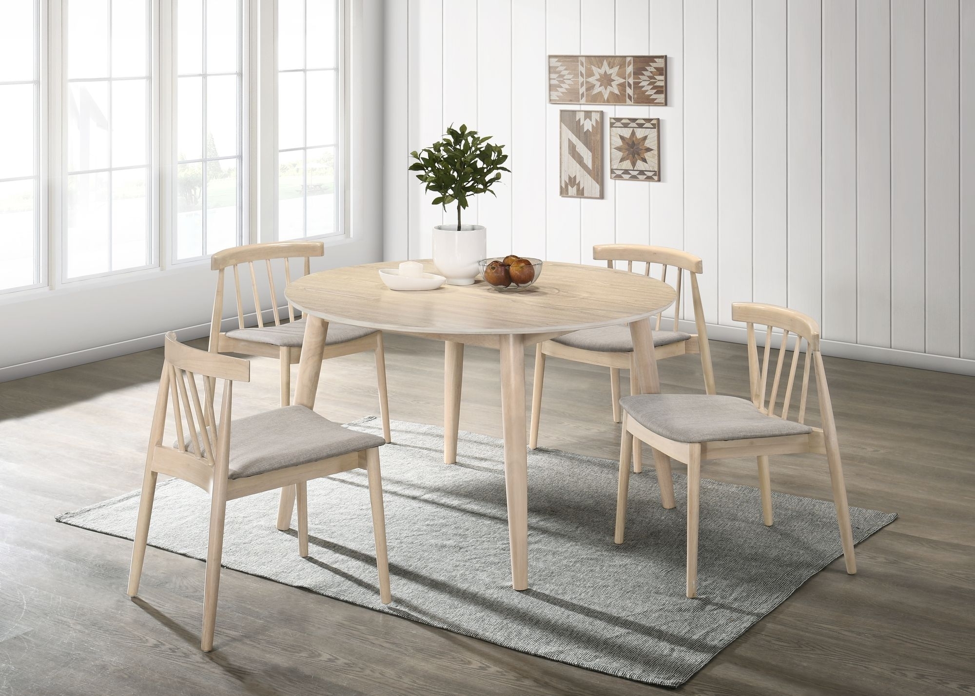 Firenzen ruokailuryhm� kalkittu; py�re� ruokap�yt� ja 4 Florence-tuolia