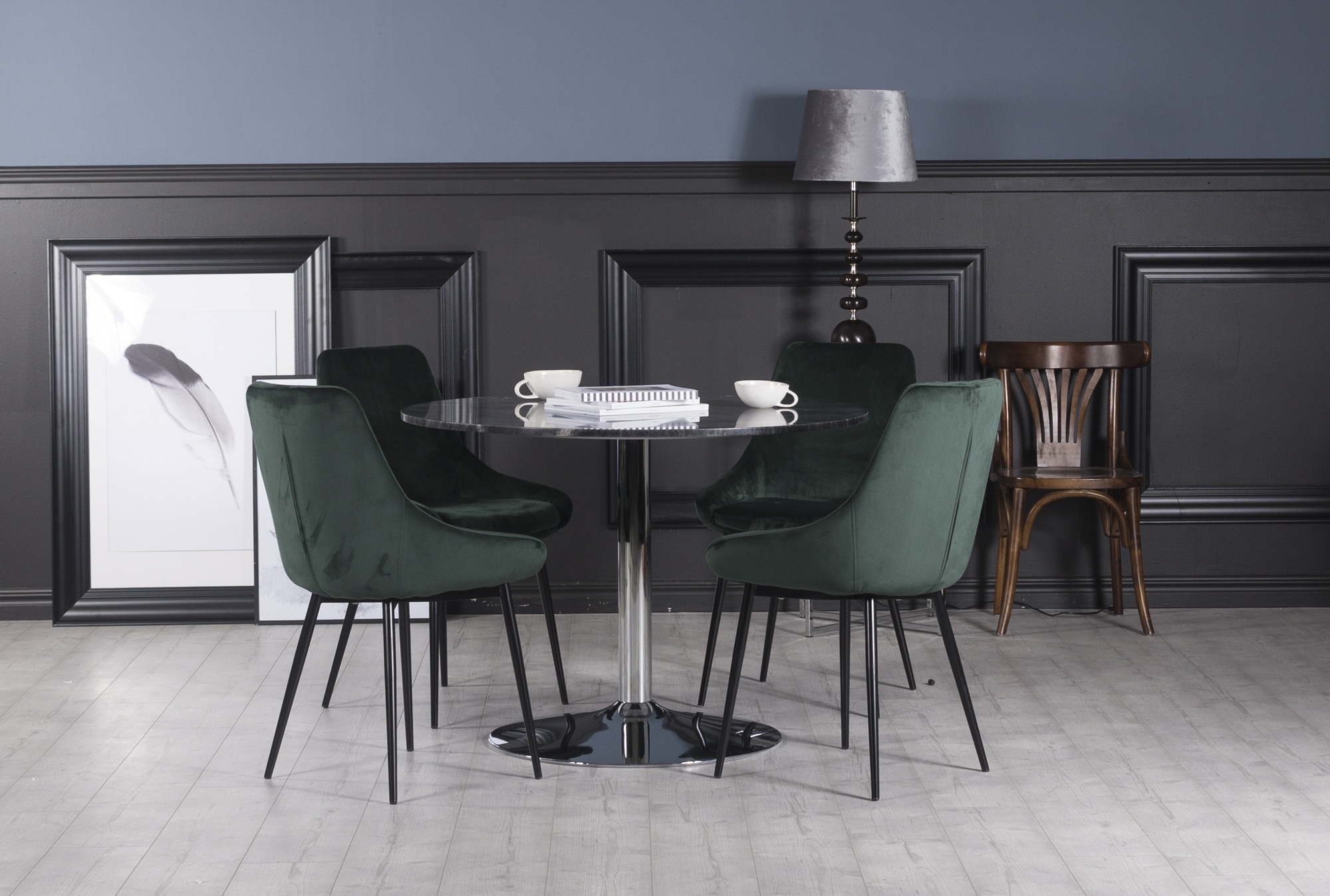 Plaza-ruokailuryhmä, marmoripöytä ja 4 kpl Theo-samettituolia - Vihreä/Harmaa/Kromi Plaza-ruokailuryhmä, marmoripöytä ja 4 kpl Theo-samettituolia - Vihreä/Harmaa/Kromi