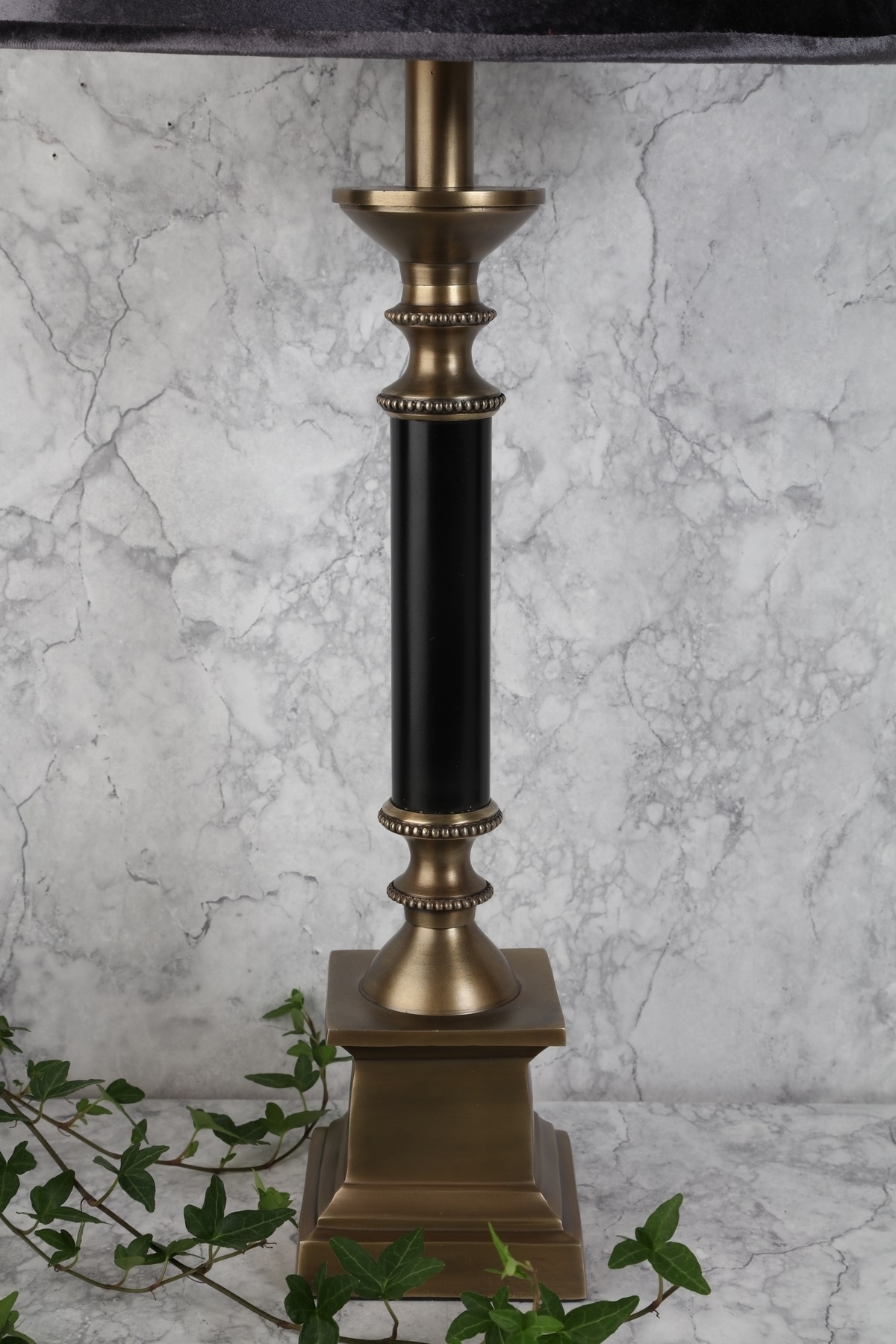 Zero-pytvalaisin k. 64 - Musta / Antiikkinen messinki