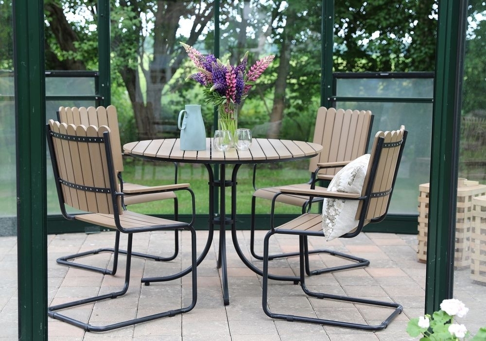 Holmsundin ruokaryhm�p�yt� sis. 4 tuolia - musta/ruskea