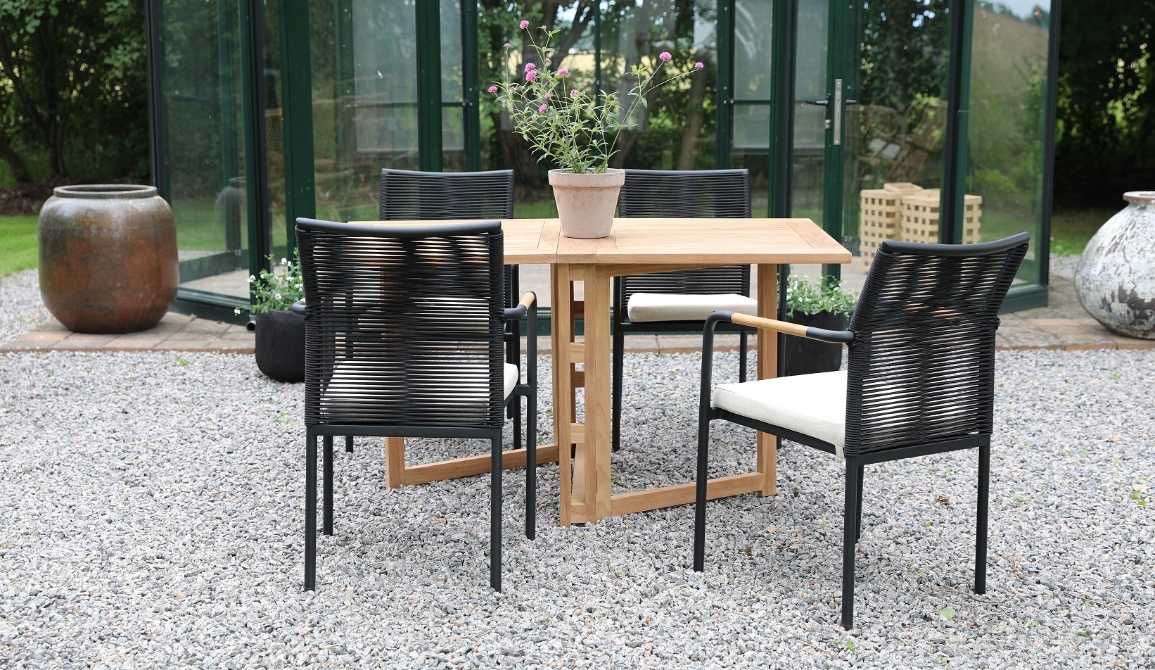 Ulkoilmaryhm�; kokoontaitettava p�yt� ja 4 Skan�r-nojatuolia