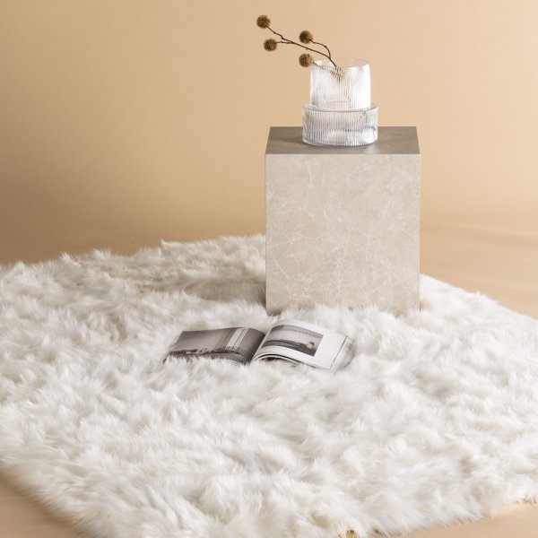 Katy fold 230 x 160 cm - Valkoinen tekoturkis Katy fold 230 x 160 cm - Valkoinen tekoturkis