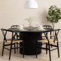 Astrid-jatkettava ruokapöytä Ø 140-180 cm mustaksi petsattua tammea, ja neljä mustaa Brandon-nojatuolia köysiistuimella Astrid-jatkettava ruokapöytä Ø 140-180 cm mustaksi petsattua tammea, ja neljä mustaa Brandon-nojatuolia köysiistuimella