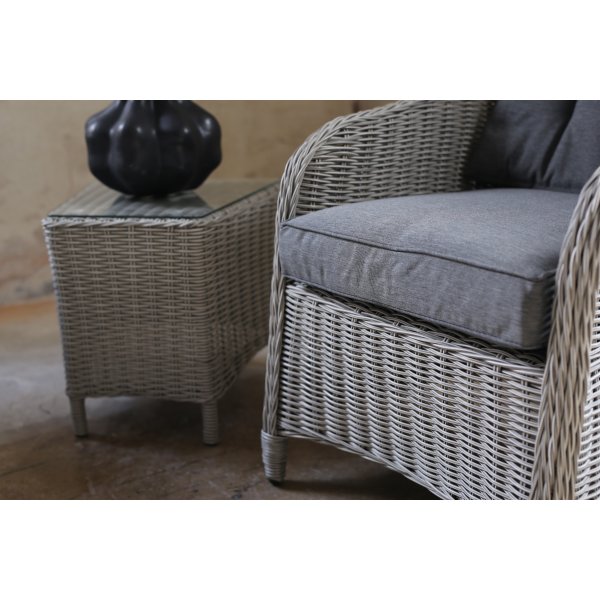 Solhaga ulkokalusteet, 2 nojatuolia pöydällä - Harmaa synteettinen rottinki + Huonekalujen puhdistus Solhaga ulkokalusteet, 2 nojatuolia pöydällä - Harmaa synteettinen rottinki + Huonekalujen puhdistus