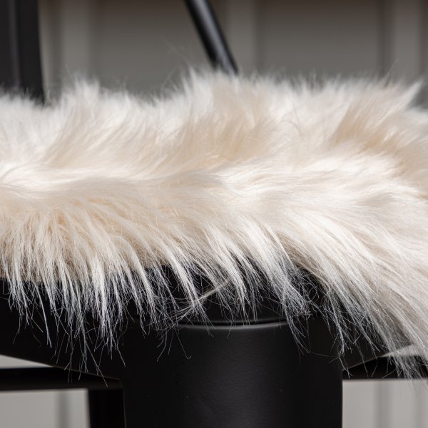 Katy tuolin tyyny 34 x 34 cm - Beige tekoturkista Katy tuolin tyyny 34 x 34 cm - Beige tekoturkista