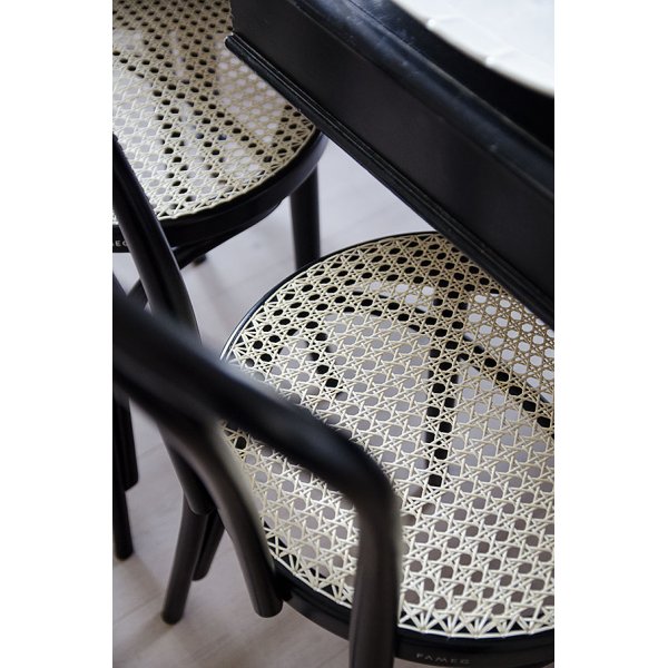 PiPi ruokailuryhmä, pyöreä ruokapöytä Ø120 cm sis. 4 taivutettua tuoli No18 - Mustaksi petsattua puuta PiPi ruokailuryhmä, pyöreä ruokapöytä Ø120 cm sis. 4 taivutettua tuoli No18 - Mustaksi petsattua puuta