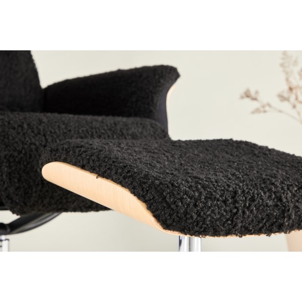 Hagön lepotuoli jalkarahilla - Musta lampaannahkajäljitelmä/öljytty tammi + Huonekalujen puhdistus Hagön lepotuoli jalkarahilla - Musta lampaannahkajäljitelmä/öljytty tammi + Huonekalujen puhdistus