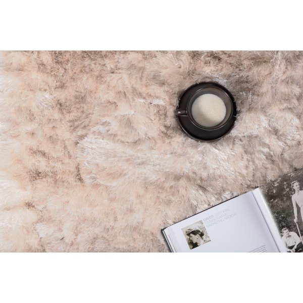 Elena-plyysimatto - Samppanjanvärinen polyesteri Elena-plyysimatto - Samppanjanvärinen polyesteri