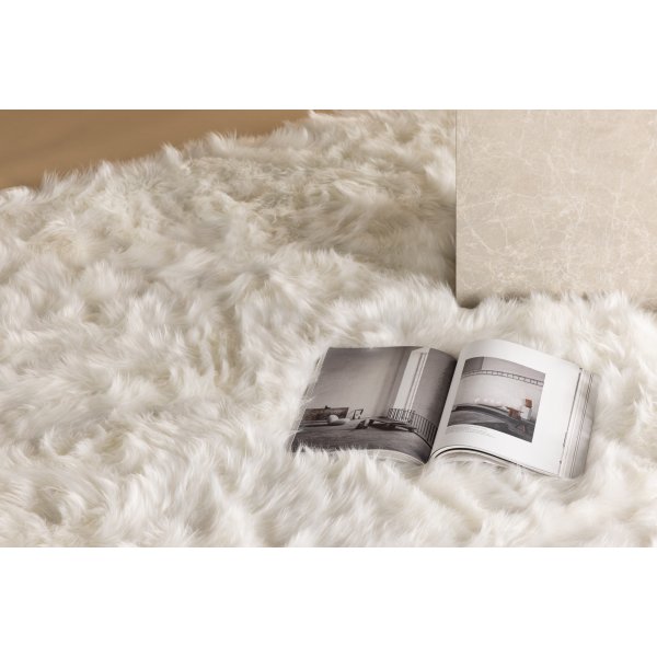 Katy fold 230 x 160 cm - Valkoinen tekoturkis Katy fold 230 x 160 cm - Valkoinen tekoturkis