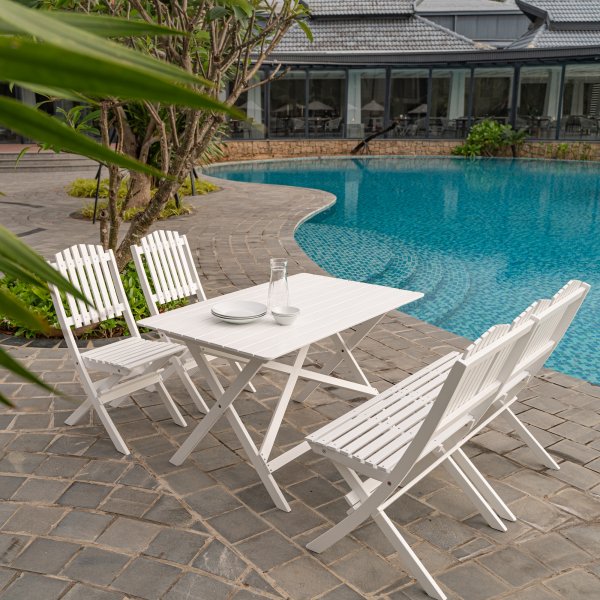 Haväng klassinen valkoinen ulkoiluryhmä; sohva, pöytä ja 2 tuolia Haväng klassinen valkoinen ulkoiluryhmä; sohva, pöytä ja 2 tuolia