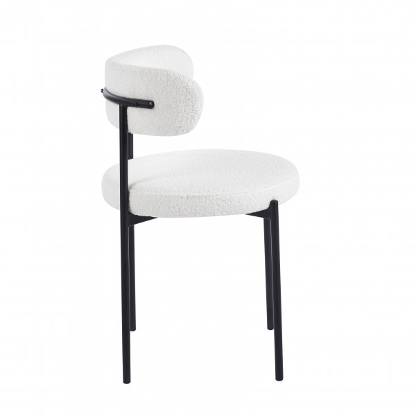 Ruokailuryhm� Crossby-p�yt� �120cm mustaksi petsattua tammea ja 4 Wilma-ruokailutuolia valkoiseksi teddykankaaksi