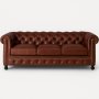 Kolmen istuttava Chesterfield-sohva ruskeaa nahkaa