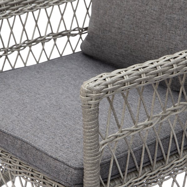 Ulkoruokailutuoli harmaasta rottingista tyynyllä Ulkoruokailutuoli harmaasta rottingista tyynyllä