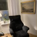 Asiakaskuva Lampaannahkanojatuoli Ullrik - Tummanharmaa lampaannahka