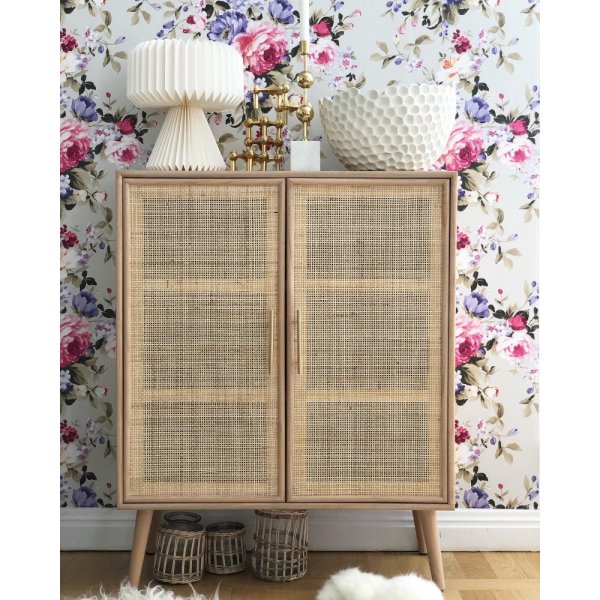 Käsintehty kaappi puusta ja luonnonrottingista - React + Huonekalujen jalat Käsintehty kaappi puusta ja luonnonrottingista - React + Huonekalujen jalat