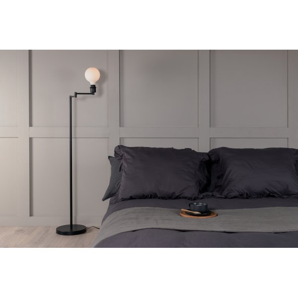 Lola lattiavalaisin - musta Lola lattiavalaisin - musta