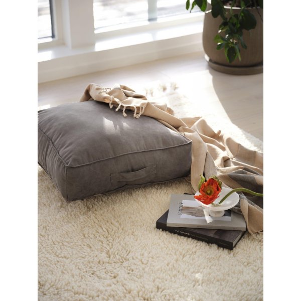 Lycke-pouf 50 x 50 x 15 cm - Tummanruskea Lycke-pouf 50 x 50 x 15 cm - Tummanruskea