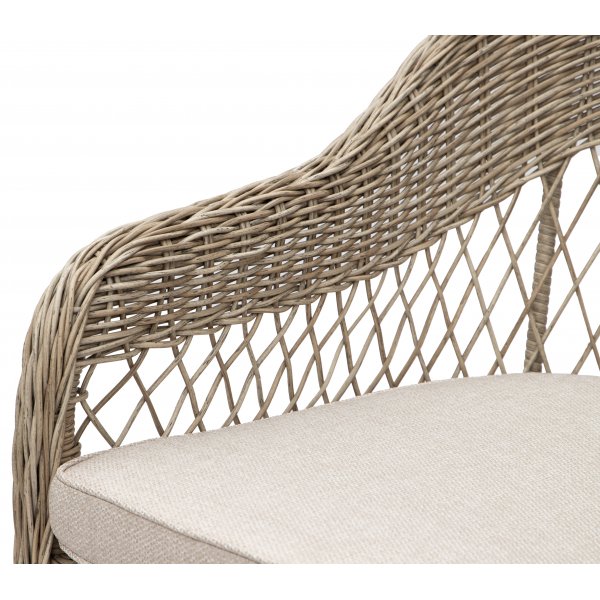 Ulkotuoli luonnonvärisestä synteettisestä rottingista Ulkotuoli luonnonvärisestä synteettisestä rottingista