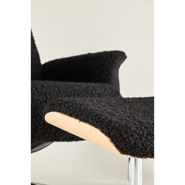 Hagön lepotuoli jalkarahilla - Musta lampaannahkajäljitelmä/öljytty tammi + Huonekalujen puhdistus Hagön lepotuoli jalkarahilla - Musta lampaannahkajäljitelmä/öljytty tammi + Huonekalujen puhdistus