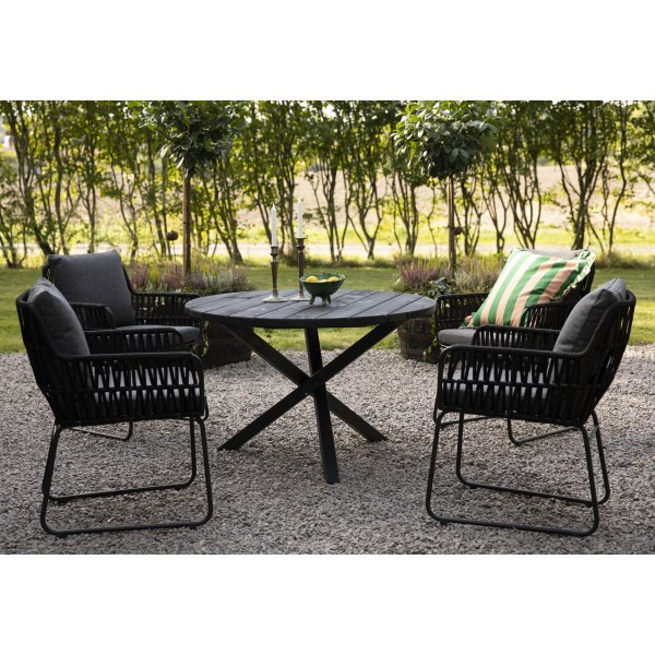 Mikado ulkoiluryhmä: Scottsdale pyöreä musta ruokapöytä Ø112 cm sisältäen 4 Mikado mustaa nojatuolia harmailla tyynyillä Mikado ulkoiluryhmä: Scottsdale pyöreä musta ruokapöytä Ø112 cm sisältäen 4 Mikado mustaa nojatuolia harmailla tyynyillä