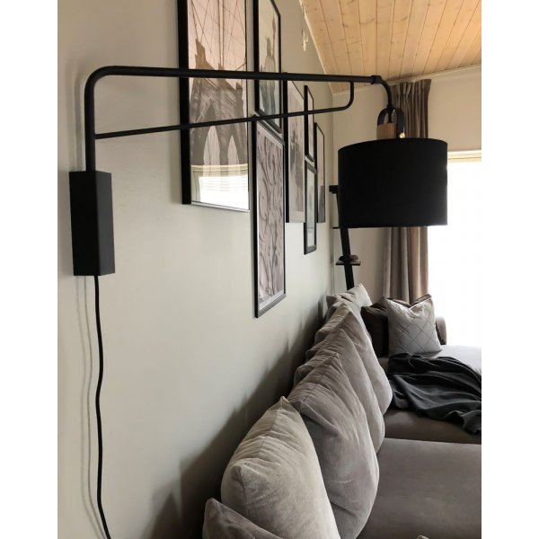 Wally seinävalaisin - Musta/puu Wally seinävalaisin - Musta/puu