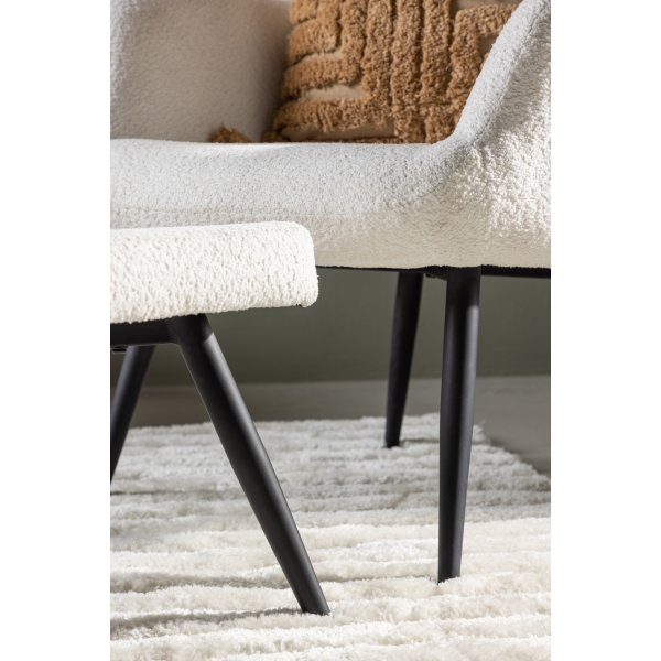 Como nojatuoli valkoisessa bouclessa Como nojatuoli valkoisessa bouclessa