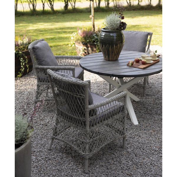 Provence ulkoiluryhm�: Scottsdale py�re� harmaa/valkoinen ruokap�yt� �112 cm sis�lt�en 4 Provence nojatuolia harmaata synteettis