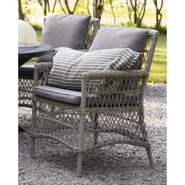 Ulkoruokailutuoli harmaasta rottingista tyynyllä Ulkoruokailutuoli harmaasta rottingista tyynyllä