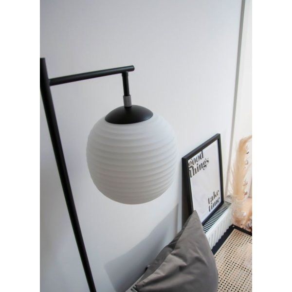 Rille-lattiavalaisin - Musta/opaalivalkoinen Rille-lattiavalaisin - Musta/opaalivalkoinen