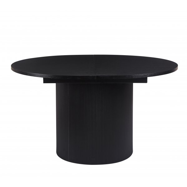 Astrid-jatkettava ruokapöytä Ø 140-180 cm mustaksi petsattua tammea, ja neljä mustaa Brandon-nojatuolia köysiistuimella Astrid-jatkettava ruokapöytä Ø 140-180 cm mustaksi petsattua tammea, ja neljä mustaa Brandon-nojatuolia köysiistuimella