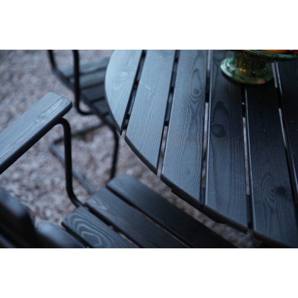 Ruokailuryhmä Vaxholm jousiteräksestä (valmistettu Euroopassa) mustaa puuta, musta runko + Huonekalujen tekstiilien hoito Ruokailuryhmä Vaxholm jousiteräksestä (valmistettu Euroopassa) mustaa puuta, musta runko + Huonekalujen tekstiilien hoito