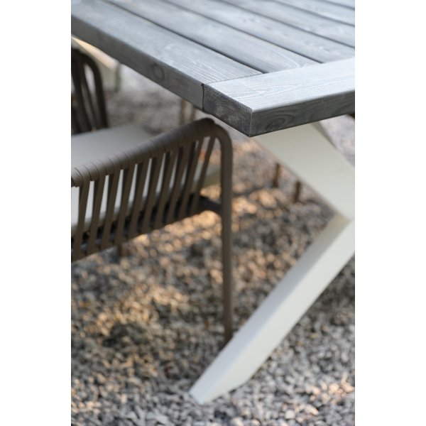 Ulkoruokailuryhmä; Ruokapöytä 220 cm ja 6 pinottavaa nojatuolia Ulkoruokailuryhmä; Ruokapöytä 220 cm ja 6 pinottavaa nojatuolia