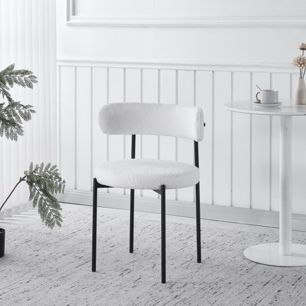 Wilma-tuoli valkoista teddy ja mustia jalkoja