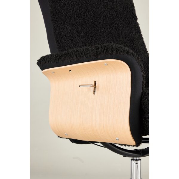 Hagön lepotuoli jalkarahilla - Musta lampaannahkajäljitelmä/öljytty tammi + Huonekalujen puhdistus Hagön lepotuoli jalkarahilla - Musta lampaannahkajäljitelmä/öljytty tammi + Huonekalujen puhdistus