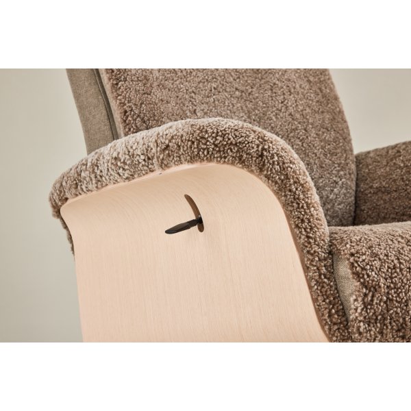 Lampaannahkainen nojatuoli rahilla - Ruskea / tammi - Ulla Lampaannahkainen nojatuoli rahilla - Ruskea / tammi - Ulla