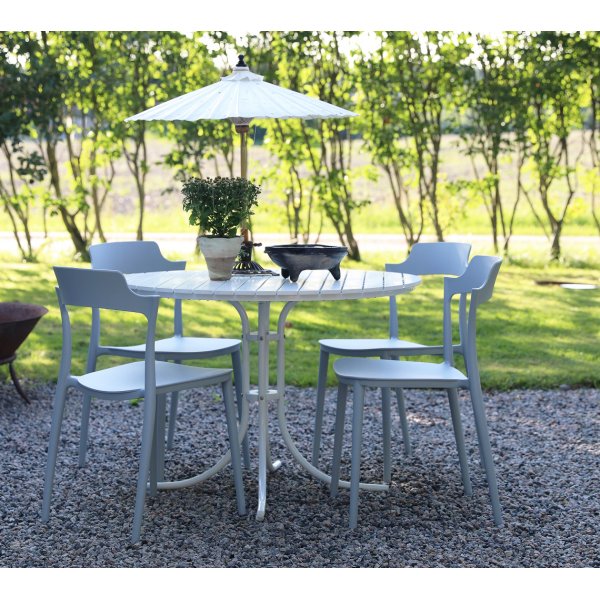 Ruokailuryhmä Holmö: Pyöreä valkoinen pöytä, sisältää 4 pinottavaa Abbe-tuolia Ruokailuryhmä Holmö: Pyöreä valkoinen pöytä, sisältää 4 pinottavaa Abbe-tuolia