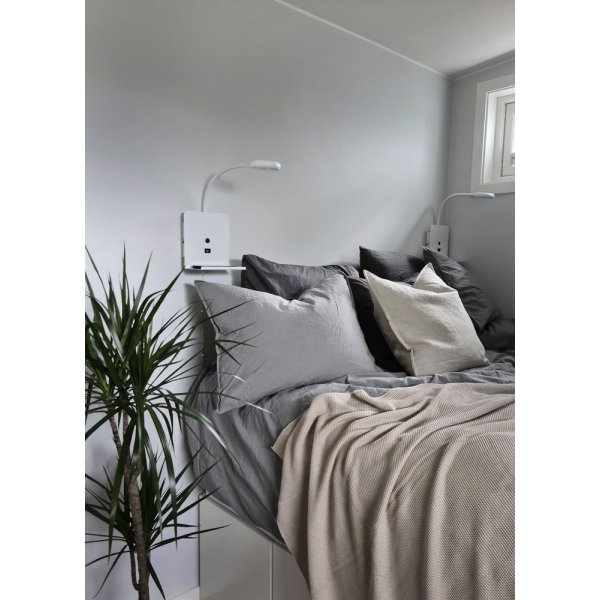 Zet yöpöytävalaisin USB-laturilla - Valkoinen Zet yöpöytävalaisin USB-laturilla - Valkoinen