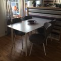 Asiakaskuva Betty-tuoli valkoisilla jaloilla - Vaaleanharmaa kangas